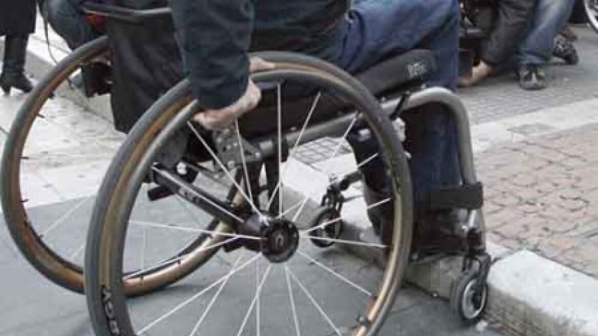Εξαιρούνται από τις μειώσεις των συντάξεων τα άτομα με βαριά αναπηρία